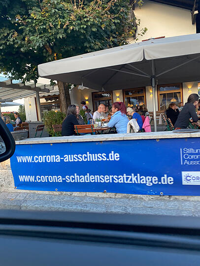 Unübersehbar das Banner an der Mauer.