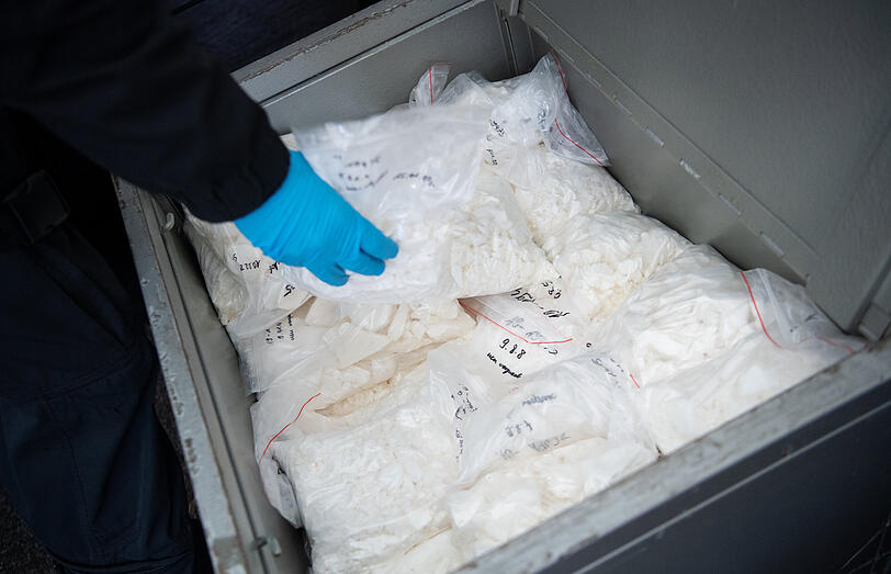 Polizisten packen Kokain für den Transport zu einer Müllverbrennungsanlage in Kisten. Im Rahmen der Operation "Schneeschmelze" hat die bayerische Polizei unter strengsten Sicherheitsvorkehrungen das Kokain an einem geheimen Ort in einer Müllverbrennungsanlage in Oberbayern vernichtet. Das Rauschgift höchster Reinheit stammt aus verschiedenen Sicherstellungen der vergangenen Jahre. Es ist die größte Vernichtungsaktion von Drogen in der Geschichte der bayerischen Polizei.