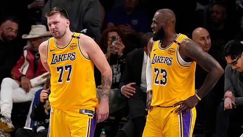 Doncic (l.) und James bekamen gegen die Timberwolves zu wenig Hilfe ihrer Mitspieler.