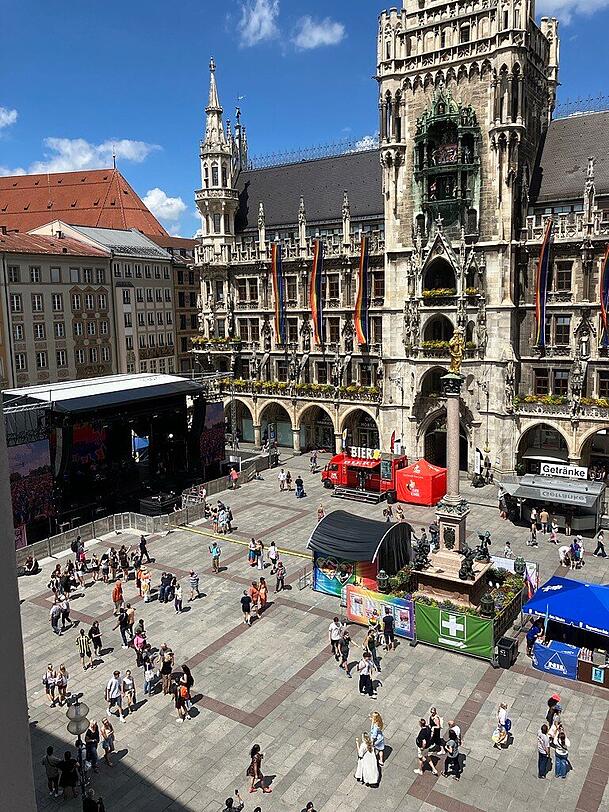 Auf dem Marienplatz ist es kurz vor 14 Uhr noch ziemlich leer, der auflegende DJ kann einem leid tun. Auf dem Marienplatz ist es kurz vor 14 Uhr noch ziemlich leer, der auflegende DJ kann einem leid tun.