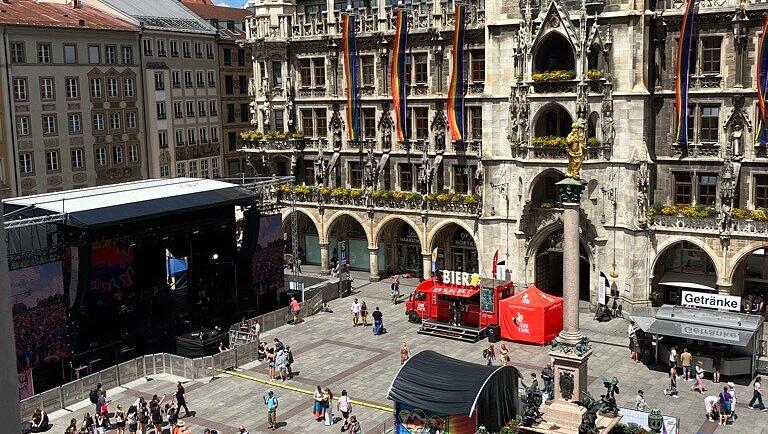Auf dem Marienplatz ist es kurz vor 14 Uhr noch ziemlich leer, der auflegende DJ kann einem leid tun. Auf dem Marienplatz ist es kurz vor 14 Uhr noch ziemlich leer, der auflegende DJ kann einem leid tun.