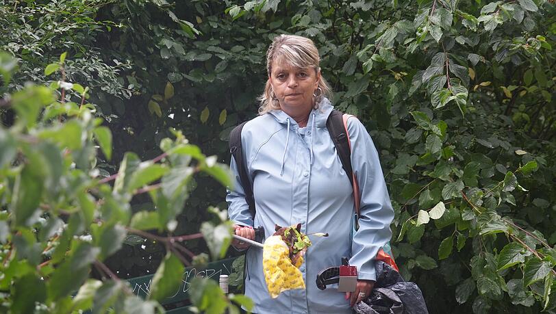 Ernestine L. sammelt seit fünf Jahren Müll in Münchens Parks und Grünflächen. Ernestine L. sammelt seit fünf Jahren Müll in Münchens Parks und Grünflächen.