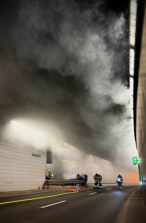 Nach ersten Erkenntnissen kollidierte ein benzinbetriebener Seat Cupra ohne Fremdeinwirkung mit dem Fahrbahnteiler. Kurz darauf geriet das Fahrzeug in Brand.