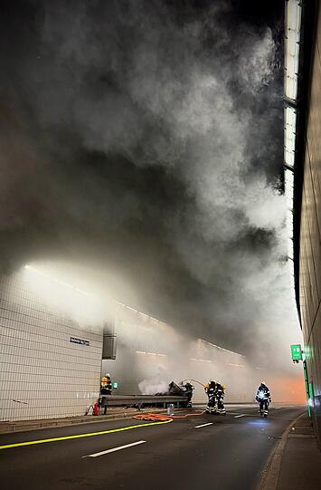 Nach ersten Erkenntnissen kollidierte ein benzinbetriebener Seat Cupra ohne Fremdeinwirkung mit dem Fahrbahnteiler. Kurz darauf geriet das Fahrzeug in Brand.