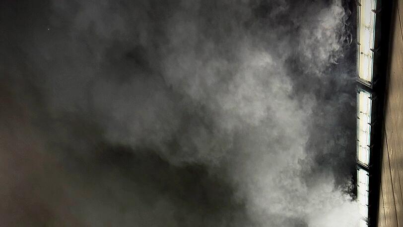 Nach ersten Erkenntnissen kollidierte ein benzinbetriebener Seat Cupra ohne Fremdeinwirkung mit dem Fahrbahnteiler. Kurz darauf geriet das Fahrzeug in Brand.