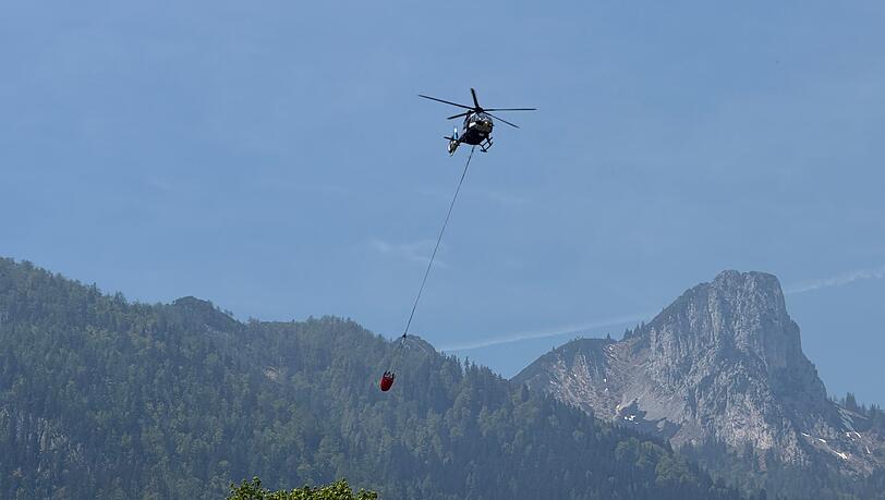 Weil das Gebiet schwer zug&auml;nglich ist, wird vor allem aus der Luft gel&ouml;scht.