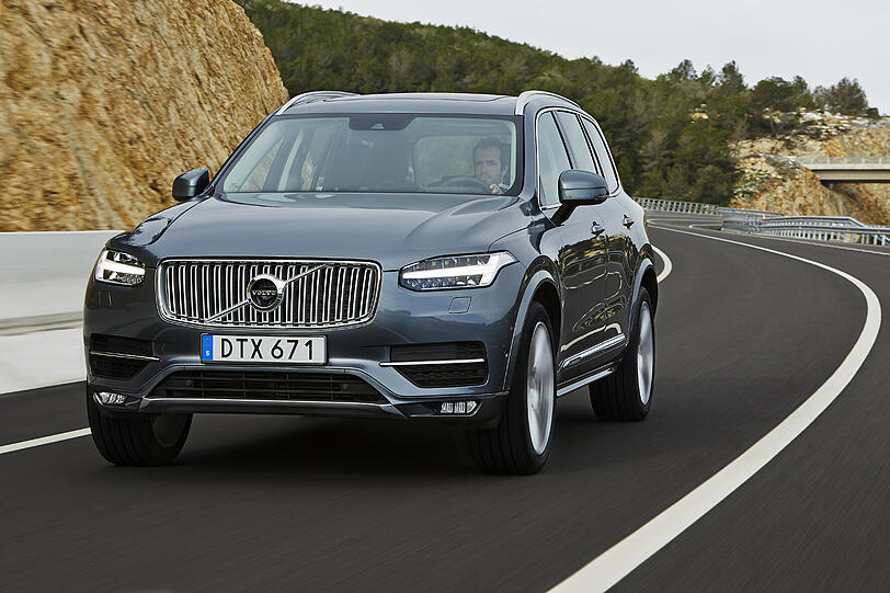 Klare, sachliche Formen bestimmen den Auftritt des neuen Volvo XC90. Er verkörpert Sicherheit und kühle Eleganz.