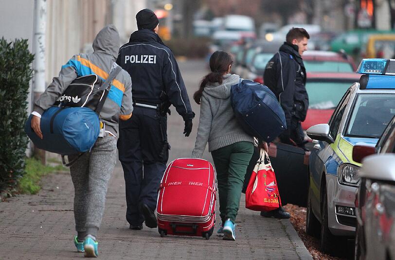 Abgelehnte Asylbewerber werden in Leipzig zum Transport zum Flughafen abgeholt.