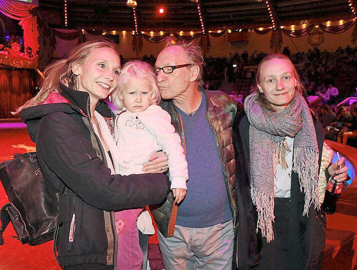 Krone-Fans: Franz Xaver Kroetz mit seinen Töchtern Magdalena und Josephine und Enkelin Mathilda.