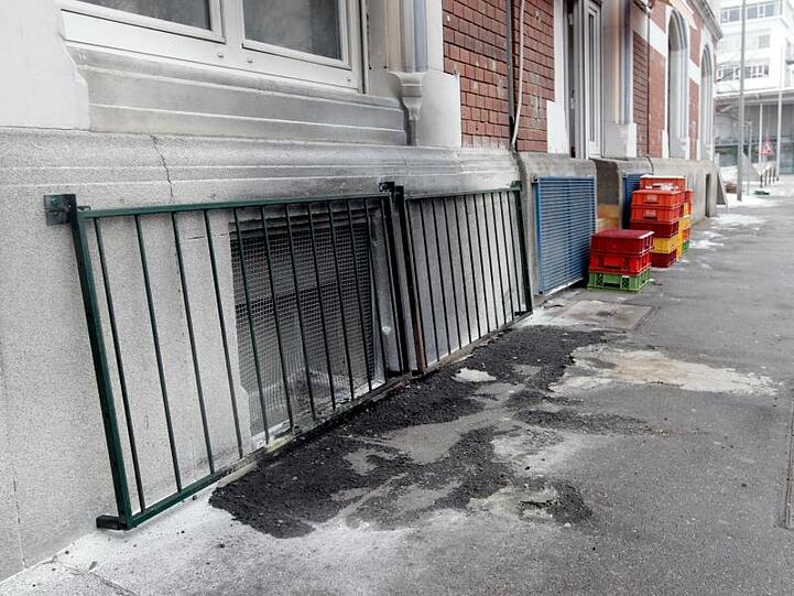Rußpuren sind auf dem Gehweg vor einem vergitterten Fenster eines als Moschee genutzten Hauses zu sehen. Foto: Ralf Zwiebler/Archiv