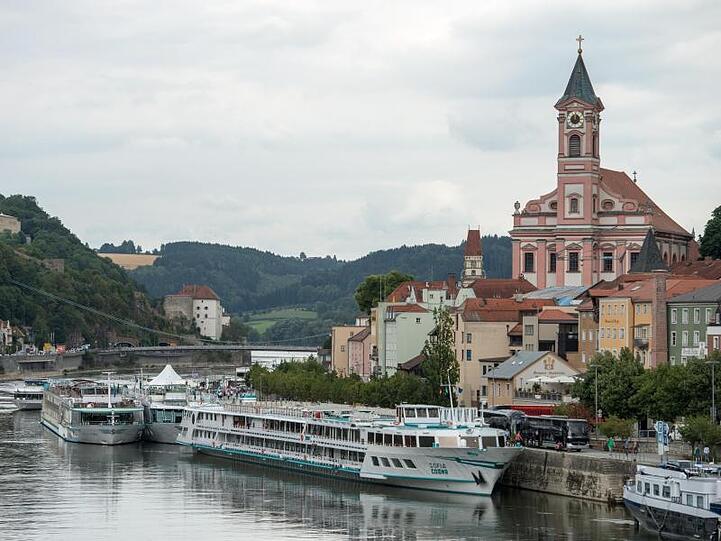 Passagierschiffe liegen am Ufer der Donau. Foto: Armin Weigel/dpa/Archivbild