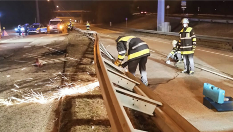 Gefahr für den Gegenverkehr: Die Berufsfeuerwehr München muss 50 Meter Leitplanke entfernen.