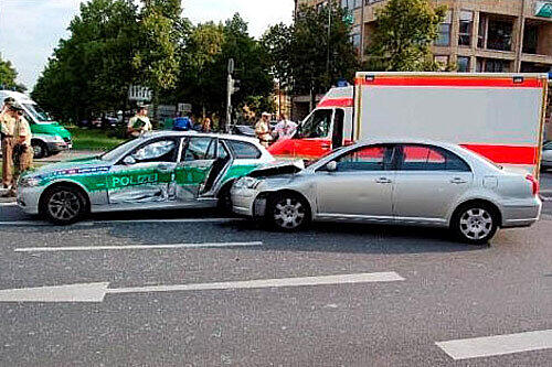 Crash während einer Einsatzfahrt: Die Fahrerin im silbernen Toyota übersah und überhörte den Streifenwagen und fuhr hinein.