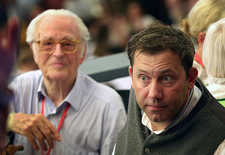 Franz von Bayern (l) und Lars Klingbeil sitzen gemeinsam im Festzelt.