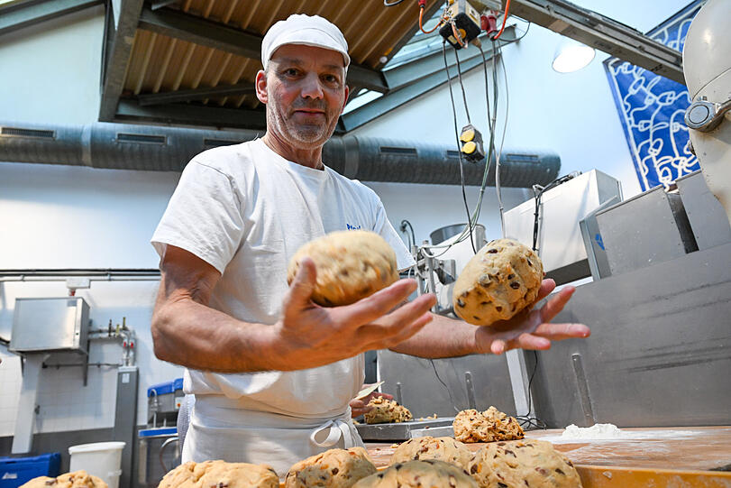 Thomas Vieregg wiegt die Teigstücke ab: Genau 1150 Gramm kommen in den Ofen. Am Ende kommt rund ein Kilo Stollen heraus.