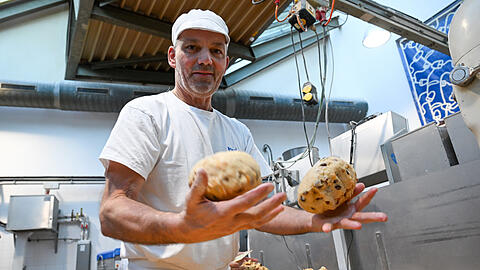 Thomas Vieregg wiegt die Teigstücke ab: Genau 1150 Gramm kommen in den Ofen. Am Ende kommt rund ein Kilo Stollen heraus.