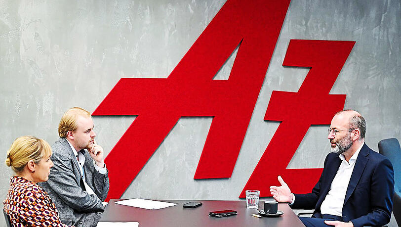 EVP-Chef Manfred Weber (r.) im Gespräch mit den AZ-Redakteuren Natalie Kettinger und Alexander Spöri.