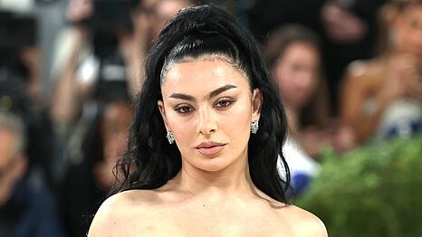 Die S&auml;ngerin Charli xcx bringt am Freitag, 24. Juli, ihr siebtes Studioalbum raus.