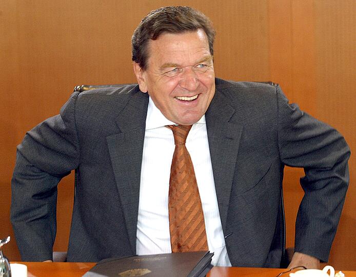 Alt-Bundeskanzler Gerhard Schröder überreichte dem Aufsichtsratsvorsitzenden Werner Osterchrist eine Urkunde.