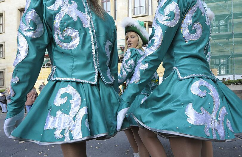 Funkenmariechen der Funkengarde nehmen in Dresden am Faschingsauftakt teil, bei dem traditionell der Rathausschlüssel an den Dresdner Carneval Club DCC übergeben wird.