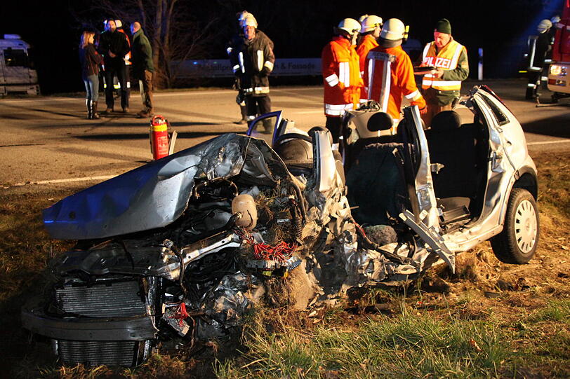 Bilder des Verkehrunfalls auf der B388, Höhe Trauperting im LKR Rottal.