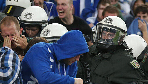 Polizei stürmt den Fanblock: Die Bilder vom Schalke-Spiel gegen Saloniki Polizei stürmt den Fanblock: Die Bilder vom Schalke-Spiel gegen Saloniki