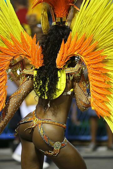 In Rio ging es in der Nacht zum Montag auf dem Straßenkarneval heiß her. Die brasilianischen Schönheiten zeigten zum Karneval-Höhepunkt viel nackte Haut und sexy Kurven.