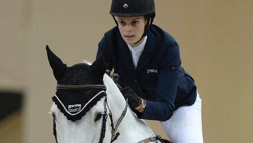 Athina Onassis Stute Camille bleibt in den Hindernisstangen hängen... Athina Onassis Stute Camille bleibt in den Hindernisstangen hängen...