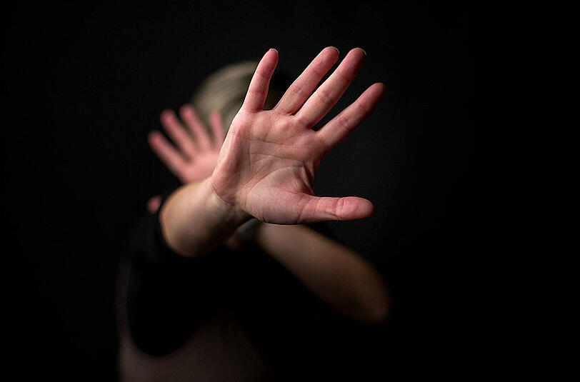 Die beiden Täter zogen die Frau in ein Feld. Einer der Männer vergewaltigte die 45-Jährige.