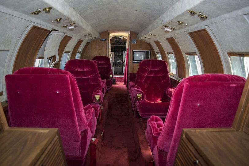 Das undatierte und vom Auktionshaus "GWS Auctions" veröffentlichte Foto zeigt einen Lockheed-Privatjet in New Mexico (USA), der einst von Rock'n'Roll-Legende Elvis Presley genutzt wurde.