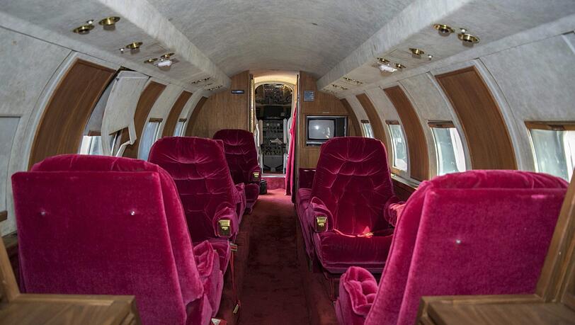Das undatierte und vom Auktionshaus "GWS Auctions" veröffentlichte Foto zeigt einen Lockheed-Privatjet in New Mexico (USA), der einst von Rock'n'Roll-Legende Elvis Presley genutzt wurde. Das undatierte und vom Auktionshaus "GWS Auctions" veröffentlichte Foto zeigt einen Lockheed-Privatjet in New Mexico (USA), der einst von Rock'n'Roll-Legende Elvis Presley genutzt wurde.