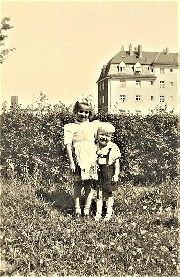 1943: Im Hof der Baugenossenschaft: die Mama der AZ-Leserin Arm in Arm mit Brüderchen.