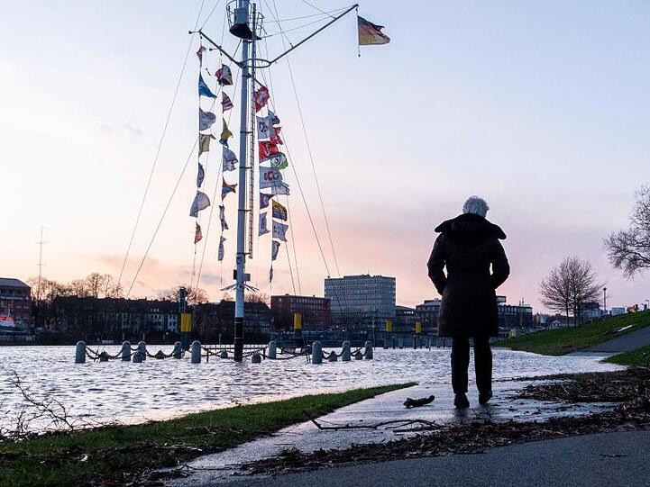 Spaziergang am Ufer der Weser in Bremen: In den kommenden Tagen wird milderes Wetter erwartet.