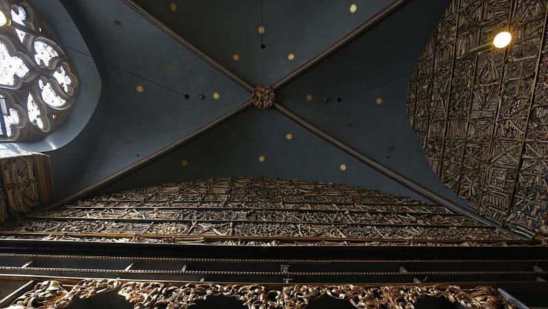 Gebeine bis unter die Decke. Gebeine bis unter die Decke.