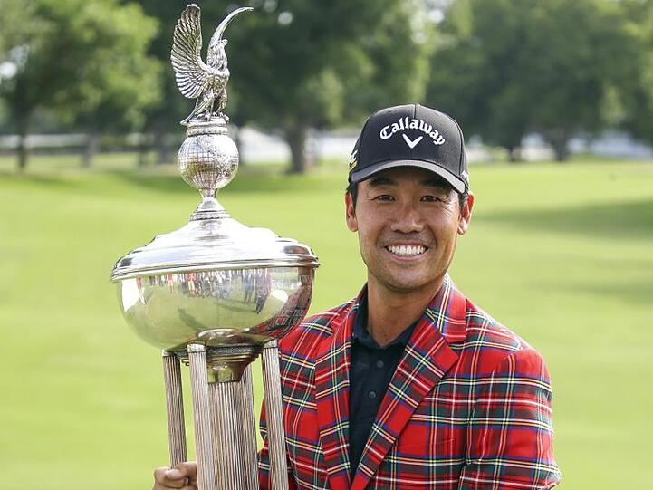 Kevin Na mit der Sieger-Trophäe.