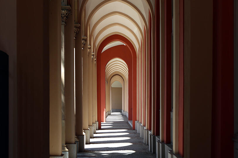 Licht- und Schattenspiele in den Arkadengängen.