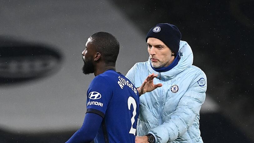 Der frühere Chelsea-Trainer Thomas Tuchel (r) klatscht mit seinem Ex-Spieler Antonio Rudiger ab. Der Innenverteidiger von Real Madrid hält viel von seinem Ex-Trainer.