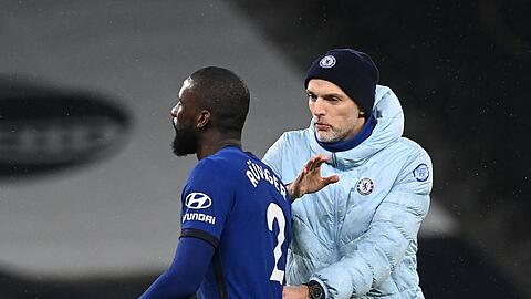 Der frühere Chelsea-Trainer Thomas Tuchel (r) klatscht mit seinem Ex-Spieler Antonio Rudiger ab. Der Innenverteidiger von Real Madrid hält viel von seinem Ex-Trainer.