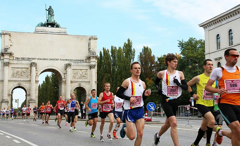 Bunte Kostüme, Kinder feuern ihre Eltern an, viel Schweiß und gute Laune: Die Bilder vom München Marathon 2012