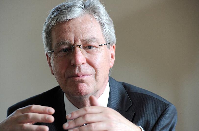 Das ist Jens Böhrnsen. Der 64 Jahre alte Sozialdemokrat ist schon seit 2005 Regierungschef in Bremen. Stärker ins Rampenlicht rückte er nur, als er 2010 als amtierender Bundesratspräsident kurzzeitig die Amtsgeschäfte des Staatsoberhaupts übernahm, als Horst Köhler überraschend zurücktrat.