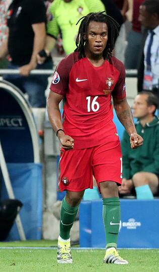 Renato Sanches (Portugal): &bdquo;Ich weiß nicht, ob seine Dreadlocks alle echt sind. Aber er hat sie ja gekonnt gedreht. Wenn er spielt, dann wackelt alles hin und her. Hinderlich sind sie deshalb aber nicht. Die Dreadlocks schauen schwerer aus, als sie sind. Der Junge ist nicht einmal 20 Jahre, da kann man sowas schon noch tragen. Ich bin ja gespannt, wie er in ein paar Jahren mit seinem Naturlook ausschaut. Aber: grandios!&ldquo;
