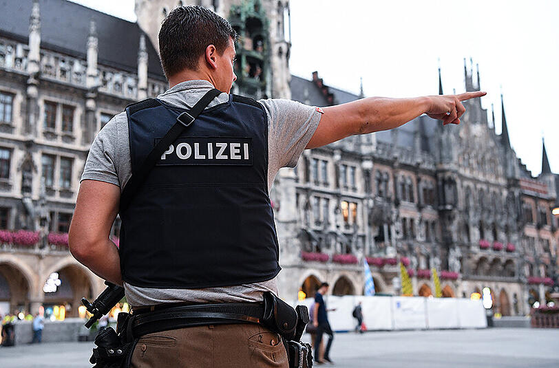Ein Polizist steht am Münchner Marienplatz. Bayerns Polizeibeamte haben so viele Überstunden angehäuft wie noch nie.