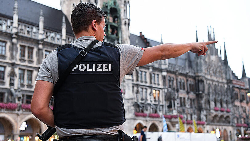 Ein Polizist steht am Münchner Marienplatz. Bayerns Polizeibeamte haben so viele Überstunden angehäuft wie noch nie. Ein Polizist steht am Münchner Marienplatz. Bayerns Polizeibeamte haben so viele Überstunden angehäuft wie noch nie.
