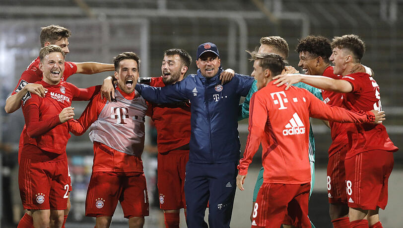 Sebastian Hoeneß jubelt nach dem Derby-Sieg gegen den TSV 1860 mit seinen Spielern. Sebastian Hoeneß jubelt nach dem Derby-Sieg gegen den TSV 1860 mit seinen Spielern.