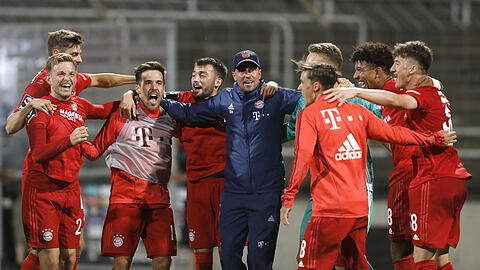 Sebastian Hoeneß jubelt nach dem Derby-Sieg gegen den TSV 1860 mit seinen Spielern.