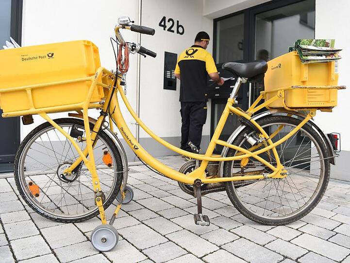 Die Deutsche Post DHL Group will mit breit angelegten Digitalisierungsinitiative den Versand und Empfang von Briefen und Paketen erleichtern.