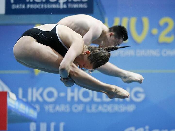 Holten beim Mixed-Synchronspringen bei der EM in Kiew Silber: Tina Punzel (l) und Lou Massenberg.