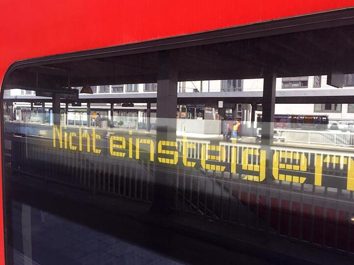 "Nicht einsteigen" steht im Display einer S-Bahn im Ostbahnhof. Foto: Marco Krefting/dpa
