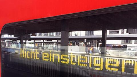 "Nicht einsteigen" steht im Display einer S-Bahn im Ostbahnhof. Foto: Marco Krefting/dpa