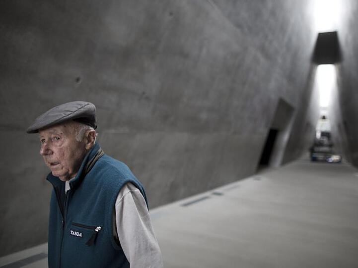 Simcha Rotem beim Besuch der Holocaust-Gedenkstätte Yad Vashem. Er konnte 1943 mit anderen Kameraden durch einen Abwasserkanal aus dem zerstörten Ghetto fliehen.